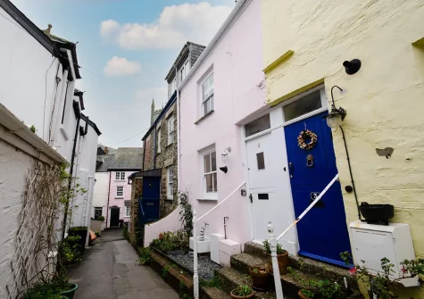 Killas Cottage is situated along a quaint pedestrianised passage close to Fowey Harbour