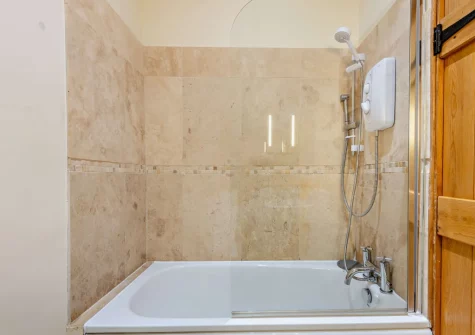 The bathroom at Kingfisher Barn Lakes, St Giles-on-the-Heath