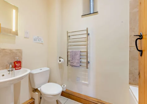 The bathroom at Kingfisher Barn Lakes, St Giles-on-the-Heath