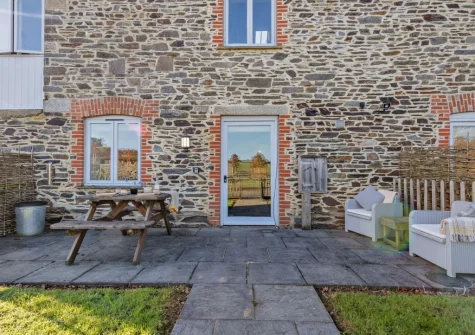 The patio, alfresco dining area & garden at Kingfisher Barn Lakes, St Giles-on-the-Heath