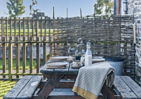 The patio, alfresco dining area & garden at Kingfisher Barn Lakes, St Giles-on-the-Heath