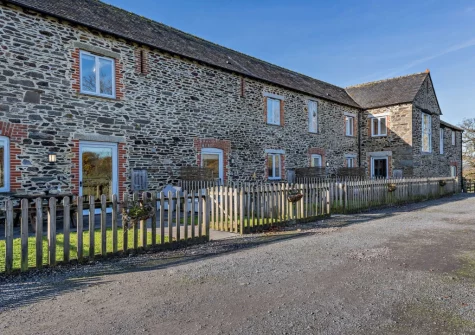 Kingfisher Barn Lakes is a lovingly fitted & furnished barn conversion, boasting an array of original features