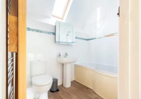 The bathroom at Kingfisher Cottage, Coldridge