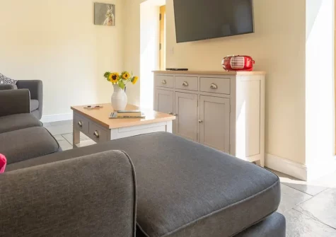 Kingfisher Cottage, Coldridge is a charming barn conversion offering a peaceful countryside retreat. Explore Dartmoor and Exmoor from your door, enjoy rural charm and family-friendly facilities, perfect for unforgettable Devon holidays.