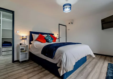 Bedroom #1 at Kingfishers Retreat, Hopworthy