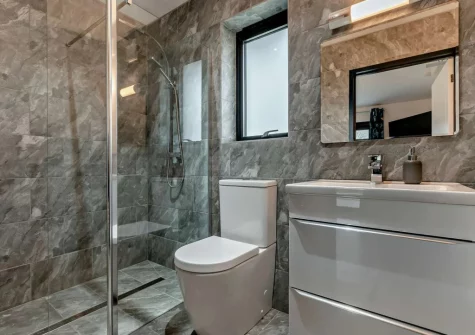 Bedroom #1 en-suite shower room at Kingfishers Retreat, Hopworthy