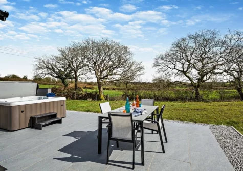 The patio, alfresco dining area & hot tub at Kingfishers Retreat, Hopworthy