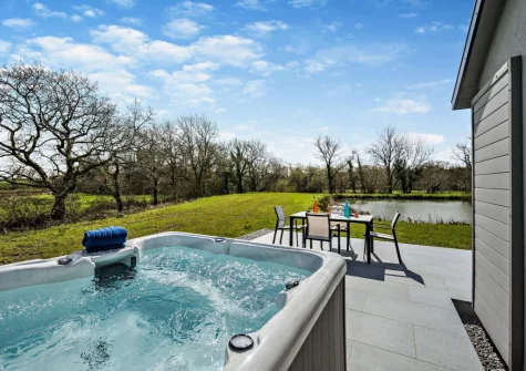 The hot tub, alfresco dining area & garden at Kingfishers Retreat, Hopworthy