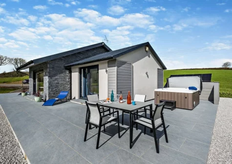 The patio, alfresco dining area & hot tub at Kingfishers Retreat, Hopworthy