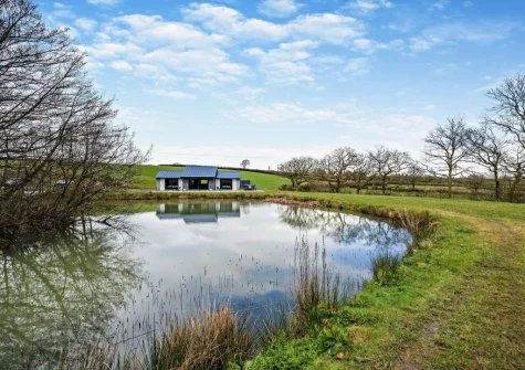 Kingfishers Retreat enjoys superb views over the private lake & countryside