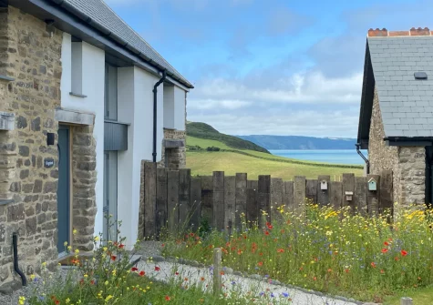 Kingsland Barn is a superb coastal retreat surrounded by rolling countryside offering magnificent sea views