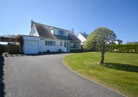 Kittiwake is a bright & spacious holiday home in a great location for days out to sandy beaches & long coastal walks