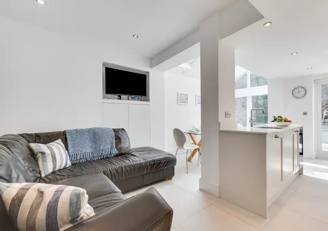 The sitting area & kitchen at Kittiwake, Padstow