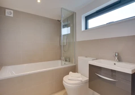 Bedroom #1 en-suite bathroom at Kittiwake, Padstow
