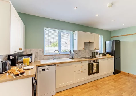 The kitchen at Klys Cottage, Bude