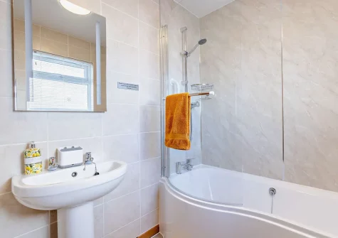 The bathroom at Klys Cottage, Bude