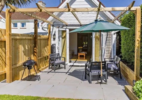The patio, barbecue & outdoor sitting area at Klys Cottage, Bude