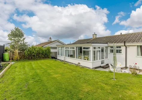 The garden, patio & alfresco dining area at Knot House, Bude