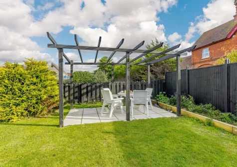 The pergola alfresco dining area & garden at Knot House, Bude