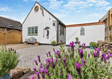 Kosi Kot is a pretty cottage nestled in outstanding countryside, a perfect retreat for walking enthusiasts & those seeking a romantic luxury escape