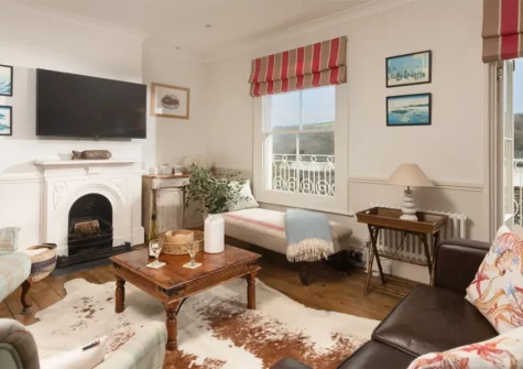 La Folie, Fowey is a picturesque 3-bedroom house blending comfort with adventure, perfect for family escapes. Offering breathtaking views and chic luxury, this elegant Victorian villa is situated in one of Cornwall's most coveted dream destinations.