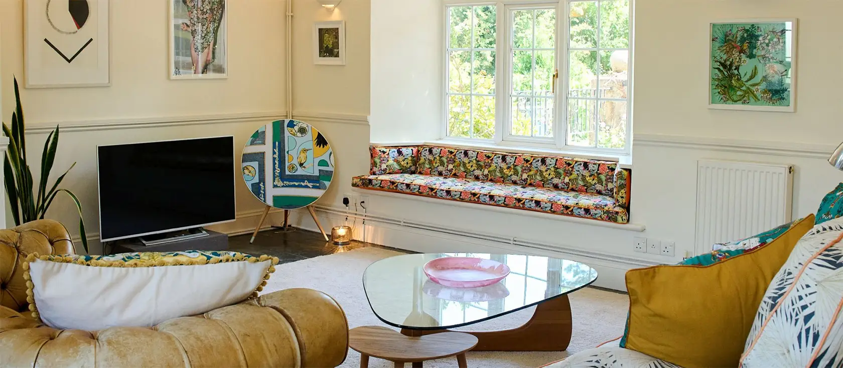 La Loggia, St Ives is a luxurious four-bedroom house with access to Cornwall's artistic and natural wonders. This secluded retreat, just moments from central St Ives, is ideal for exploring the town's art galleries, boutiques, eateries, and beaches.
