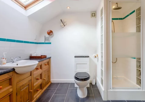 Bedroom #1 en-suite bathroom at Lakenham Lodge, Northam