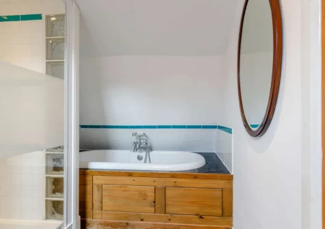 Bedroom #1 en-suite bathroom at Lakenham Lodge, Northam