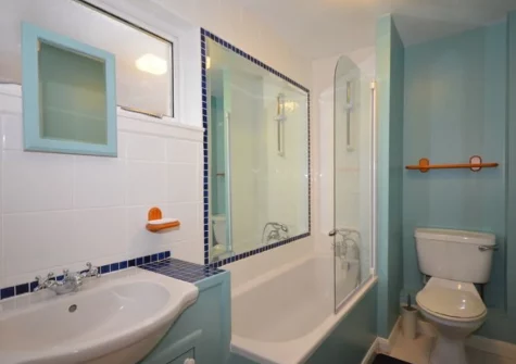 The bathroom at Lakenham Lodge, Northam