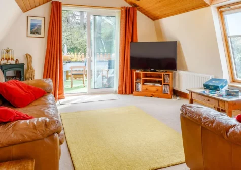 Lakenham Lodge, Northam is a charming three-bedroom cottage just outside Westward Ho!, featuring an elevated patio balcony with ocean glimpses, comfortable open-plan living, and the town's spectacular two-mile beach within an easy walk.