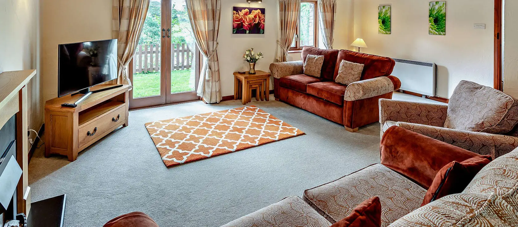 Lamerton Barn, Holsworthy is a charming barn conversion set within 150 acres of Devon countryside. Featuring four comfortable bedrooms, a spacious living area, a private hot tub, and access to a picturesque lake, it's perfect for a family holiday.
