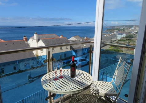 The balcony & outdoor sitting area at Lamorna, Porthleven