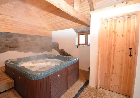 The shared hot tub at Lane Barton Stables, Woolfardisworthy