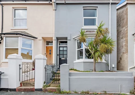 Langs House is a spacious 3 storey end terrace house within walking distance of cafes, restaurants & shops