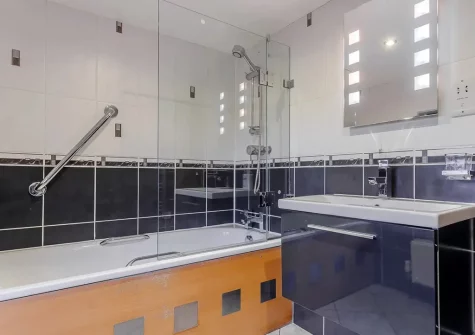 The bathroom at Lantern Cross Cottage, Beaford
