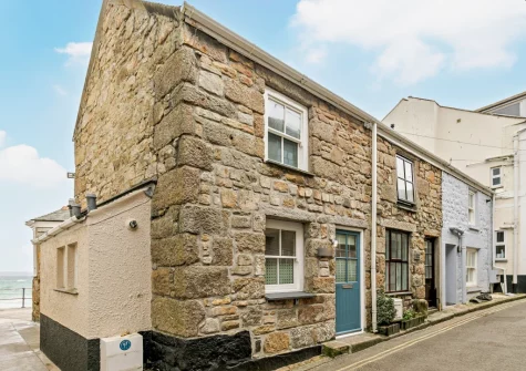 Lantern Loft has stunning uninterrupted panoramic views of the harbour, with its bustling fishing boats and the entire sweep of St Ives Bay