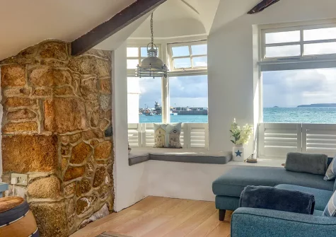 Lantern Loft, St Ives is a charming waterfront cottage with stunning panoramic views of St Ives Bay and bustling harbour. Perfect for families and couples seeking beach access, local attractions, and offer an authentic Cornish seaside experience.