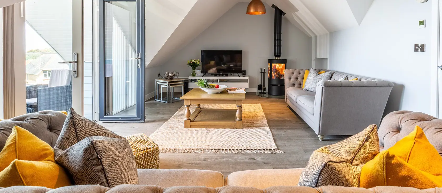 Lantern View, Ilfracombe is a spacious three-bedroom house with panoramic sea views, a hot tub, & stylish interior. Just a stroll from Ilfracombe's attractions & a short drive to golden beaches, it's perfect for families seeking a luxurious break.