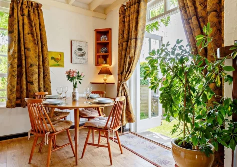 The dining area at Lanyons Cottage, Coombe
