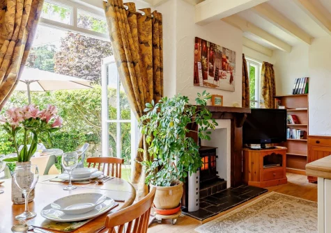 The dining area at Lanyons Cottage, Coombe