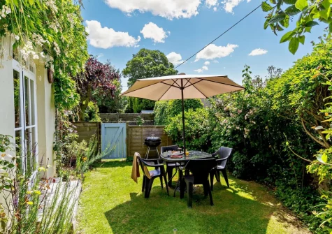 The garden, barbecue & alfresco dining area at Lanyons Cottage, Coombe