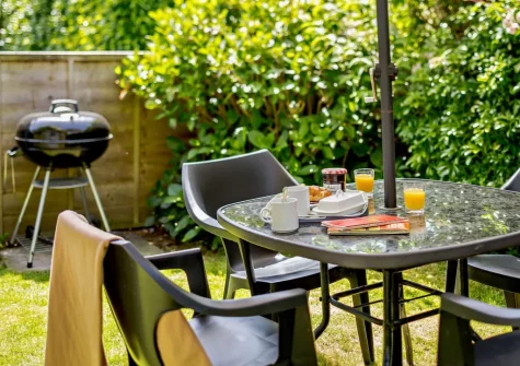 The garden, barbecue & alfresco dining area at Lanyons Cottage, Coombe
