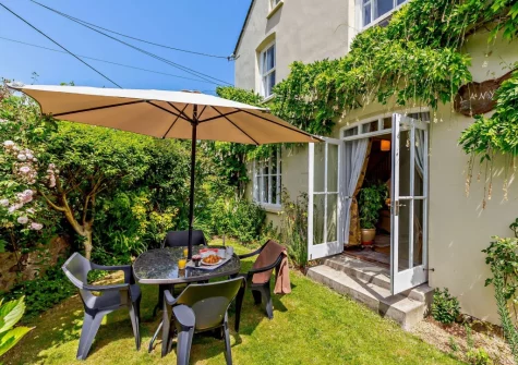 The garden, barbecue & alfresco dining area at Lanyons Cottage, Coombe