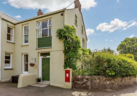 Lanyons Cottage is a spacious & attractive cottage in the wing of large house overlooking the village playing field with tennis court