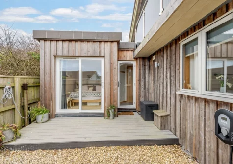 Leadengate Fields' charming features include skylights, oak beams & French doors onto the pretty garden