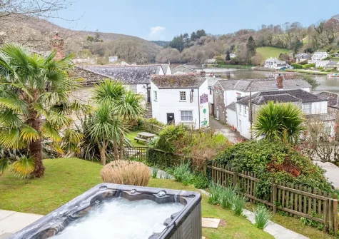 The hot tub & rear garden at Lerryn Cottage, Lostwithiel