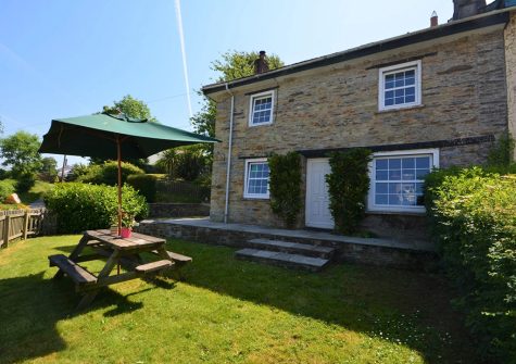 The front garden & alfresco dining area at Lerryn Cottage, Lostwithiel