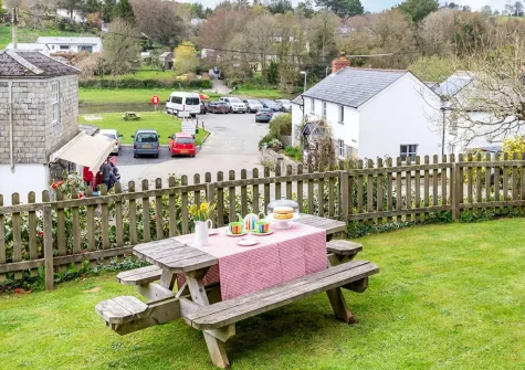 The front garden & alfresco dining area at Lerryn Cottage, Lostwithiel