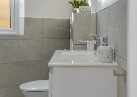 The shower room at Leven Lodge, Porthleven