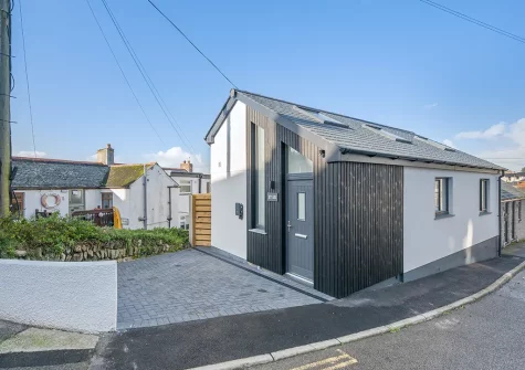 Enjoy town-centre living in this chic single-storey home in the heart of Porthleven